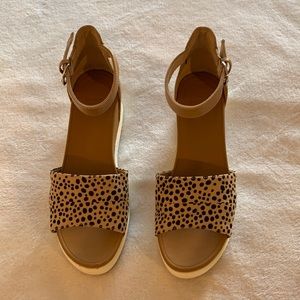 Dr Scholl’s wedge sandal w/ ankle strap. Size 8.